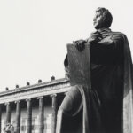 Altes Museum, Schinkel Denkmal, Berlin, 1987, 22,3 x 29,6 cm, Silbergelatineabzug auf Barytpapier, Neg.-Nr. 4485-6