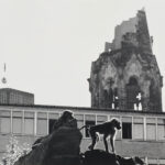 Zoo & Gedächtniskirche, Berlin, 1975, 23,2 x 30,4 cm, Silbergelatineabzug auf Barytpapier, Neg.-Nr. 979-35