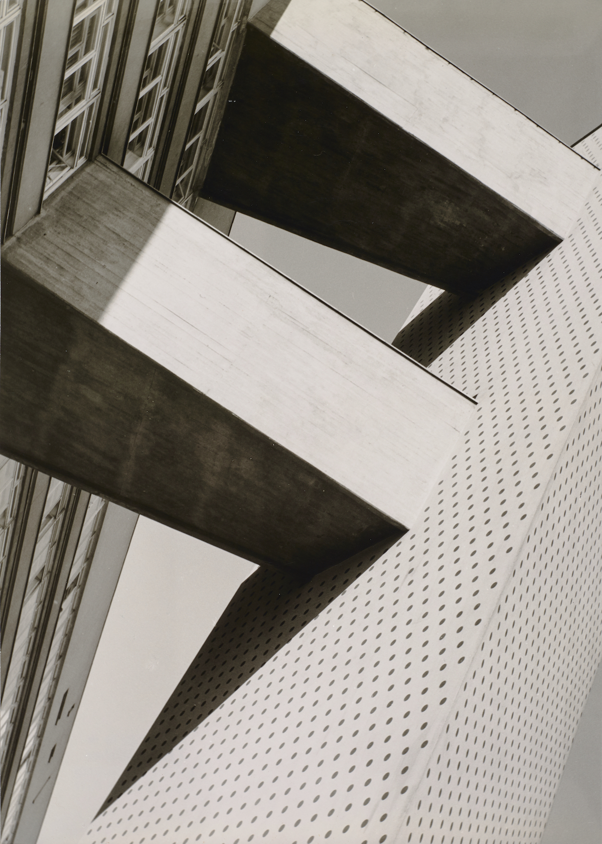 Niemeyer Hochhaus, Berlin, c.a. 1959, 29,7 x 21,4 cm, Silbergelatineabzug auf Barytpapier, Neg.-Nr. B93-1