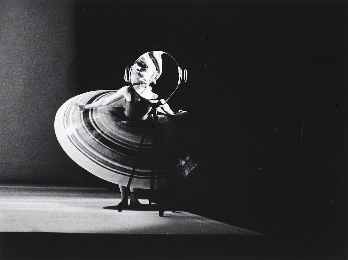 Oskar Schlemmer, Das Triadische Ballett, Akademie der Künste, Berlin, 1977, 23,2 x 30,8 cm, Silbergelatineabzug auf Barytpapier, Neg.-Nr. 2049-3